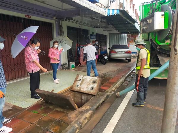 ดูดล้างท่อระบายน้ำตั้งแต่บริเวณถนนอำเภอ ๑๗/๑ ไปถึงสี่แยกไฟแด ... Image 1