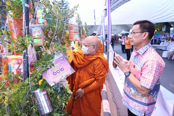 พิธีชักพุ่มเมืองและพุ่มผ้าป่าหน้าบ้าน งานชักพระฯ ประจำปี 256 ... Image 1