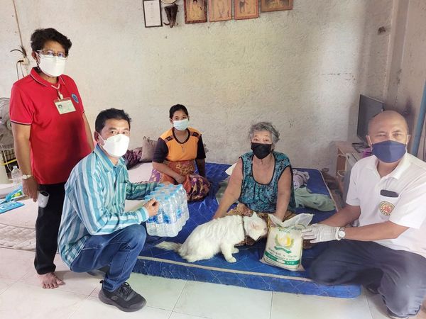 มอบข้าวสารและน้ำดื่มให้กับผู้ป่วยติดบ้านติดเตียง Image 1