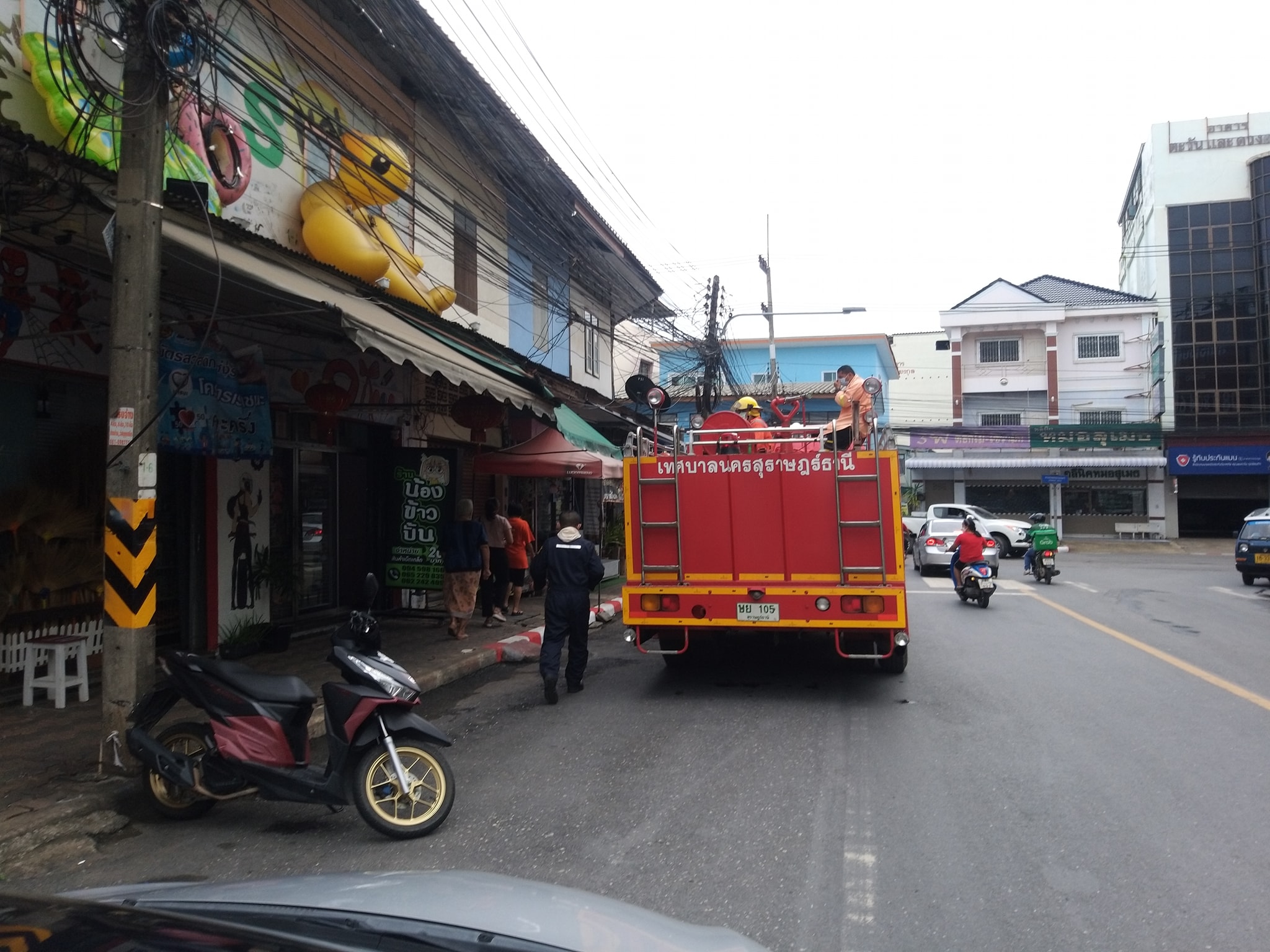 เมื่อเวลาประมาณ ๑๔.๑๐ น. ฝ่ายป้องกันและบรรเทาสาธารณภัย เทศบา ... Image 1