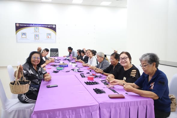 กิจกรรมร่วมใจทำริบบิ้นแจกประชาชนที่จุดลงนามถวายอาลัย "สมเด็จ ... รูปภาพ 1