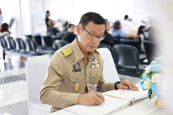 เทศบาลนครสุราษฎร์ธานี ถวายความอาลัยแด่สมเด็จพระนางเจ้าสิริกิ ... รูปภาพ 2