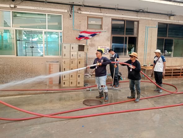 ปฏิบัติหน้าที่ทำความสะอาดพื้นที่ประสบภัย ณ สถานที่เกิดอุทกภั ... รูปภาพ 1