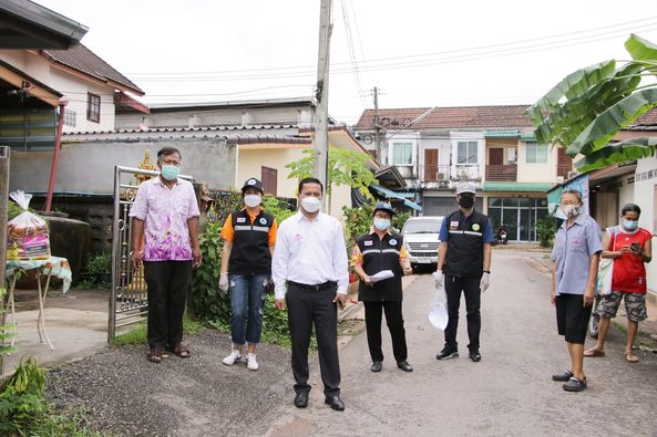 ลงพื้นที่ส่งมอบถุงยังชีพบรรเทาความเดือดร้อนให้กับผู้กักตัว ๑ ... รูปภาพ 1