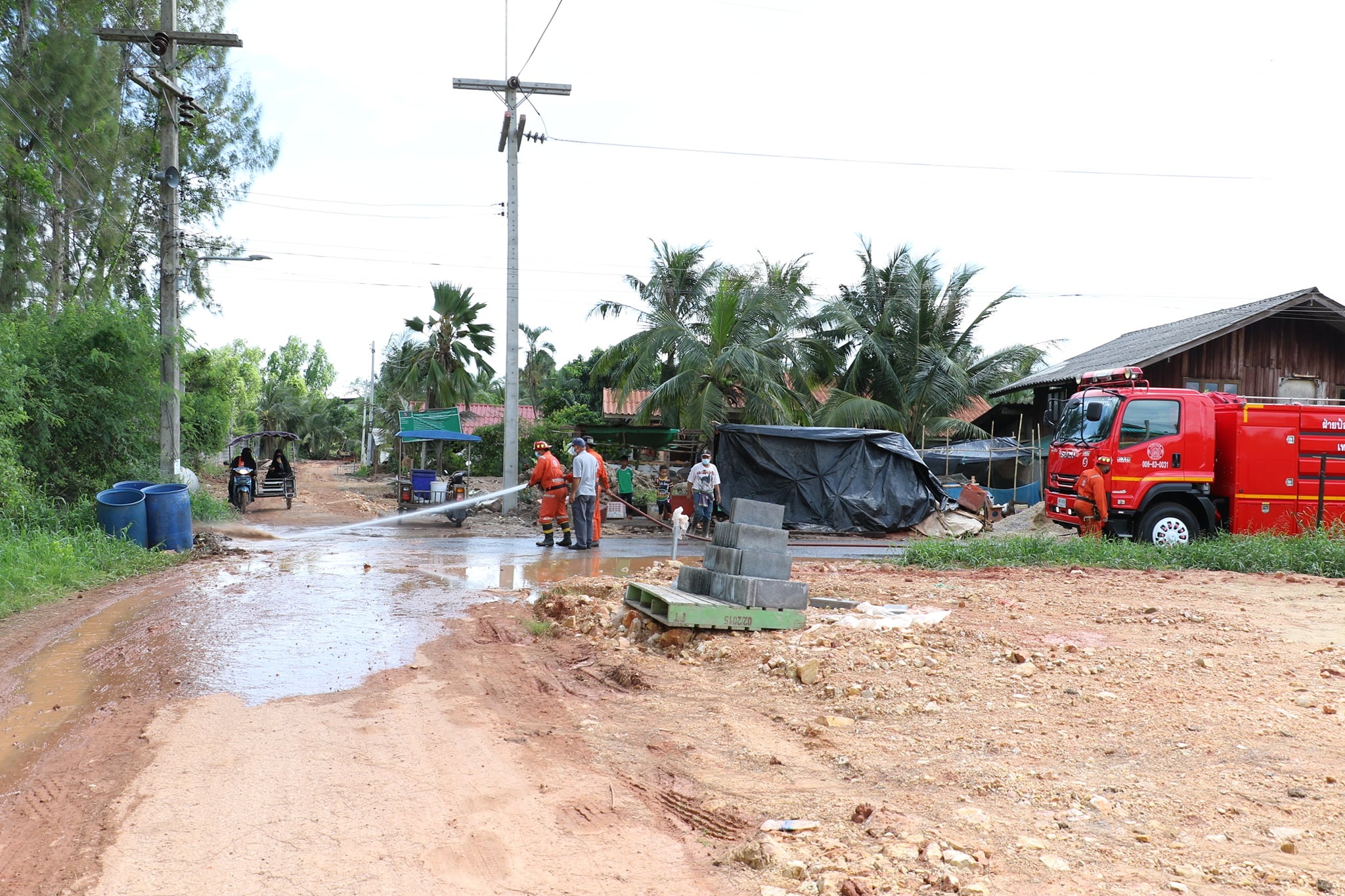 ม ล้างถนนกาญจนวิถี ๓๐ หลังคลัง บรรเทาความเดือดร้อน Image 1