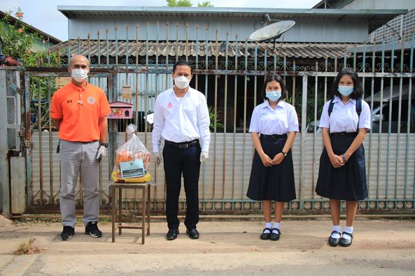 ลงพื้นที่ส่งมอบถุงยังชีพบรรเทาความเดือดร้อนให้กับผู้กักตัว ๑ ... รูปภาพ 1
