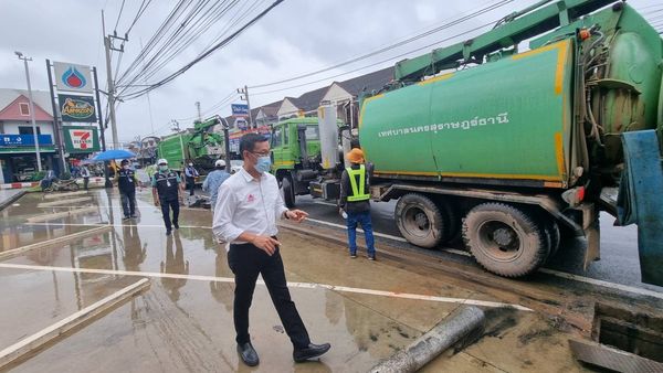 นายกแป๊ะลงพื้นที่ บริเวณแยกตาปานถนนพ่อขุนทะเล เพื่อแก้ไขปัญห ... Image 1