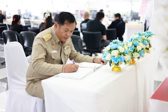 เทศบาลนครสุราษฎร์ธานี ถวายความอาลัยแด่สมเด็จพระนางเจ้าสิริกิ ... รูปภาพ 3