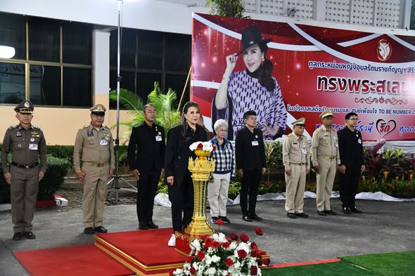 เทศบาลนครสุราษฎร์ธานีร่วมรับเสด็จทูลกระหม่อมหญิงอุบลรัตนราชก ... Image 1