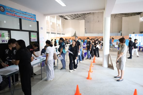 บรรยากาศวันแรกของการเปิดรับสมัคร "โครงการอบรมเด็กและเยาวชนภา ... รูปภาพ 1