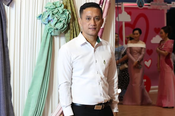 กิจกรรมเดินแบบผ้าไทยเพื่อการกุศล ในงาน "สมโภชศาลหลักเมืองและ ... รูปภาพ 1