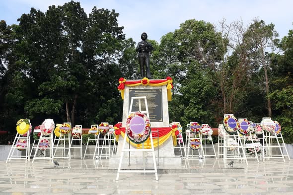 เทศบาลนครสุราษฎร์ธานี ร่วมพิธีวางพวงมาลาเนื่องใน “วันวิภาวดี ... รูปภาพ 1