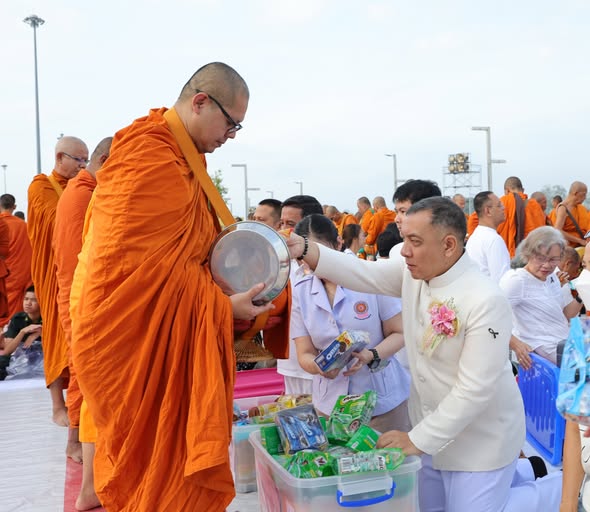 พิธีทำบุญเมืองสุราษฎร์ธานี 110 ปี ตักบาตรพระ 1,110 รูป Image 1