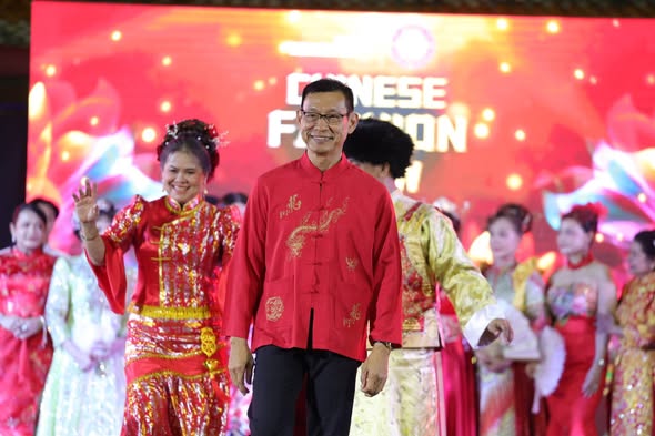 “การเดินแบบแฟชั่นโชว์เครื่องแต่งกายวัฒนธรรมจีน” ปิดท้ายงานตร ... รูปภาพ 1