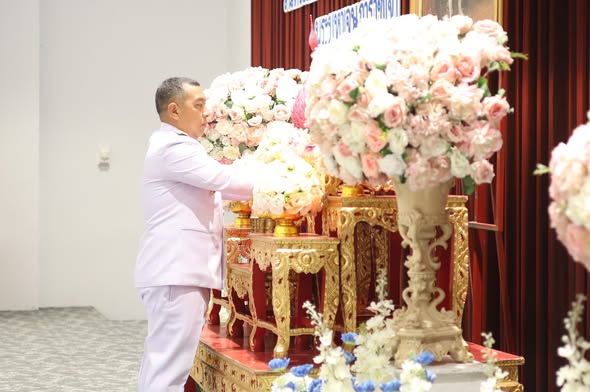 พิธีวางพุ่มดอกไม้ถวายราชสักการะ เนื่องในวันที่ระลึก พระบาทสม ... รูปภาพ 1
