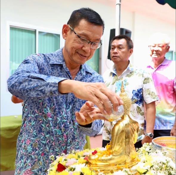 นายกแป๊ะ ลงพื้นที่พบปะและรดน้ำดำหัวผู้อาวุโส ชมรมผู้สูงอายุบ ... รูปภาพ 1