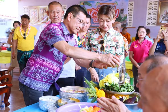 นายกแป๊ะ ลงพื้นที่พบปะและรดน้ำดำหัวผู้อาวุโสชุมชนหัวแหลมพัฒน ... รูปภาพ 1
