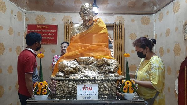 พิธีเปิดงานเทศกาลประจำปีปิดทองสรงน้ำรูปเหมือนพ่อหลวงพัฒน์ นา ... Image 1