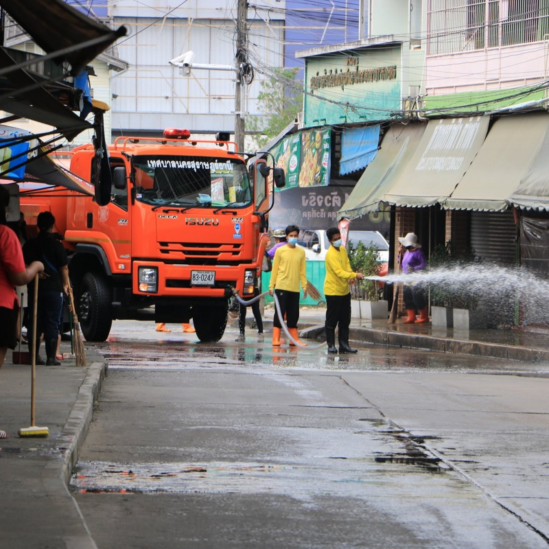 ลงพื้นที่ทำการฉีดพ่นน้ำยาฆ่าเชื้อป้องกันโรคโควิด-๑๙ ณ ตลาดเก ... รูปภาพ 1