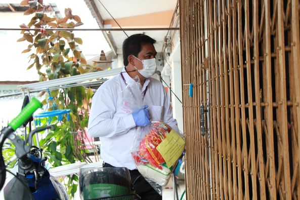 ส่งมอบถุงยังชีพแก่ผู้กักตัว ๑๔ วัน รูปภาพ 1