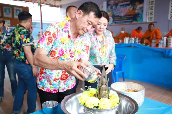 ร่วมสรงน้ำพระ และรดน้ำขอพรผู้สูงอายุ ของชุมชนหัวแหลมพัฒนา เน ... Image 1