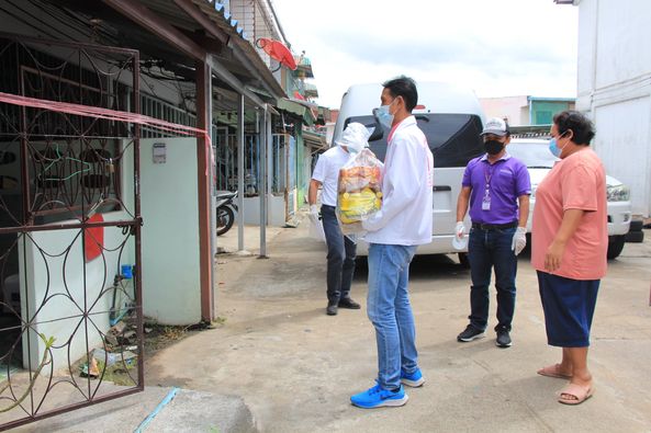 ลงพื้นที่ส่งมอบถุงยังชีพบรรเทาความเดือดร้อนให้กับผู้กักตัว ๑ ... Image 1
