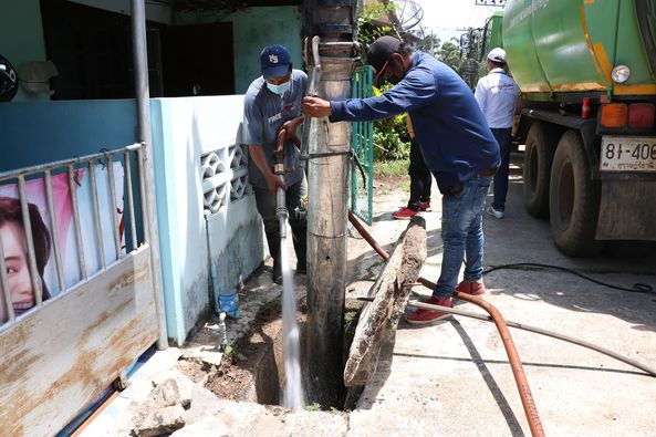 ทน.สฎ.ลงพื้นที่ดูดล้างท่อระบายน้ำบริเวณข้างค่ายอส. ซอย๖ และซ ... Image 1