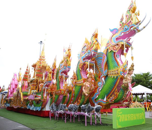 ความสวยงามตระการตาของเรือพนมพระทางบก และต้นเทียนพรรษา อ.นาจะ ... Image 1