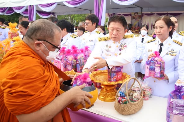 พิธีทำบุญตักบาตรถวายเป็นพระราชกุศล เนื่องในโอกาสวันเฉลิมพระช ... รูปภาพ 1