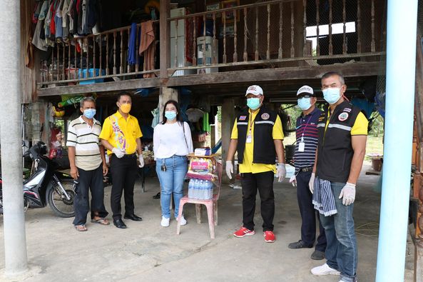 มอบถุงยังชีพบรรเทาความเดือดร้อนให้กับผู้กักตัว ๑๔ วัน (ไม่ใช ... รูปภาพ 1