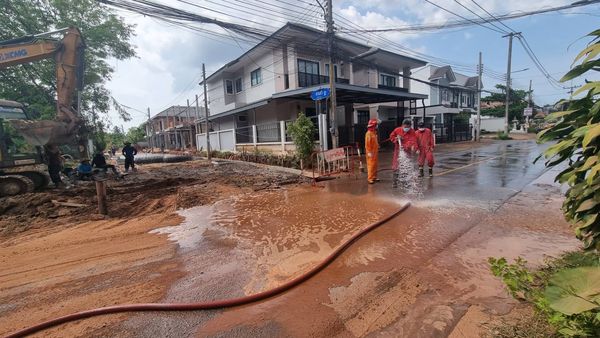 ฉีดล้างทำความสะอาดบริเวณถนนในเขตเทศบาลฯ Image 1