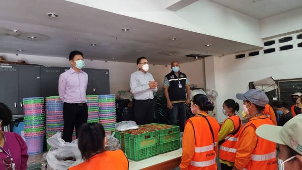 มอบผลไม้ให้กับเจ้าหน้าที่สำนักสาธารณสุขและสิ่งแวดล้อม Image 1