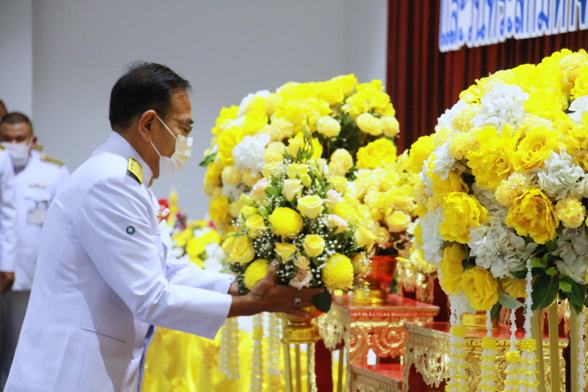 ร่วมวางพวงมาลาน้อมรำลึก "วันจักรี" ๖ เมษายน Image 1