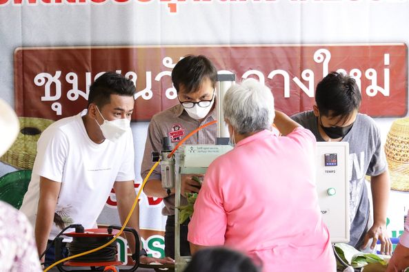 ชุมชนวัดกลางใหม่ฝึกอบรมส่งเสริมอาชีพผลิตบรรจุภัณฑ์จากธรรมชาต ... Image 1