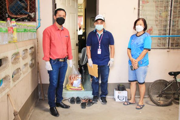ลงพื้นที่ส่งมอบถุงยังชีพบรรเทาความเดือดร้อนให้กับผู้กักตัว ๑ ... รูปภาพ 1