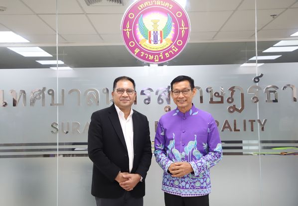 นายประเสริฐ บุญประสพ นายกเทศมนตรีนครสุราษฎร์ธานี ให้การต้อนร ... Image 1