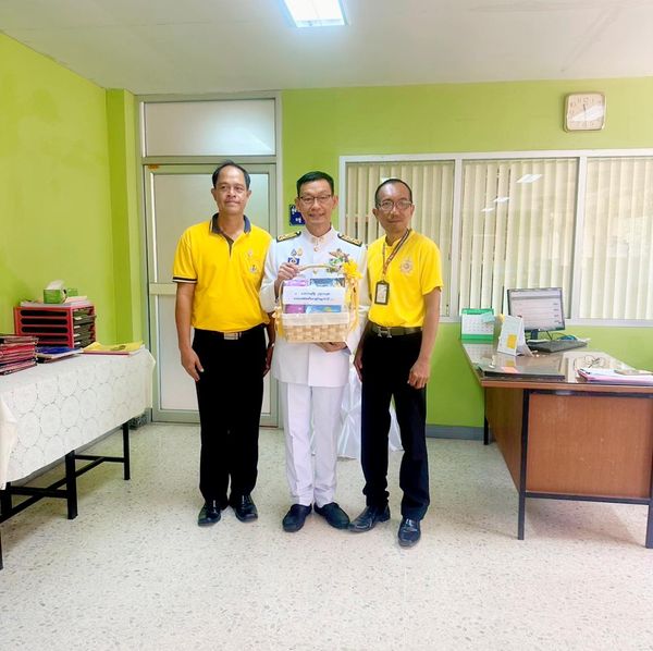 นายกแป๊ะ รับมอบกระเช้าสิ่งของพระราชทาน โครงการ Save ทุกดวงใจ ... รูปภาพ 1