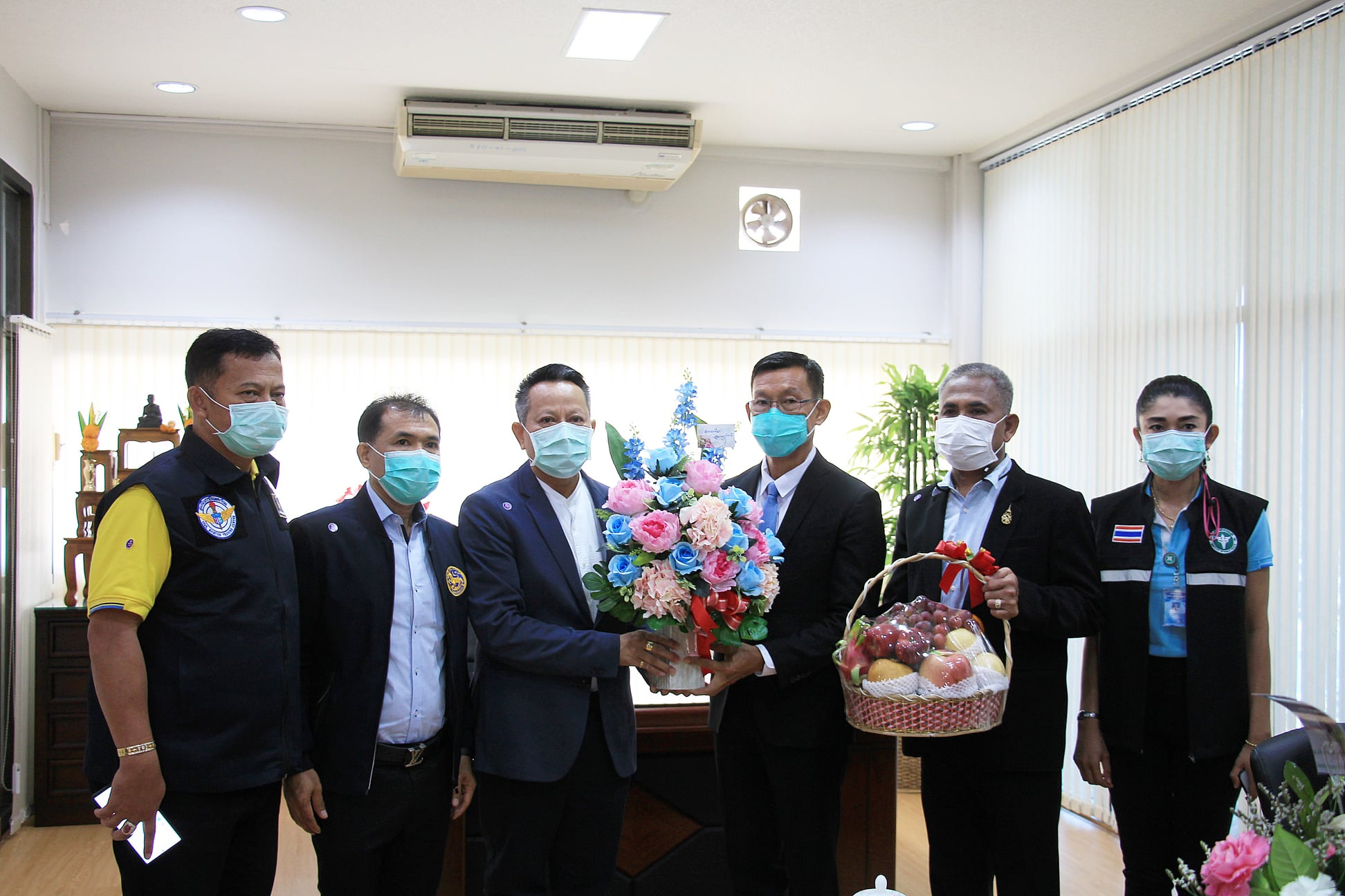 รับมอบกระเช้าดอกไม้แสดงความยินดี Image 1