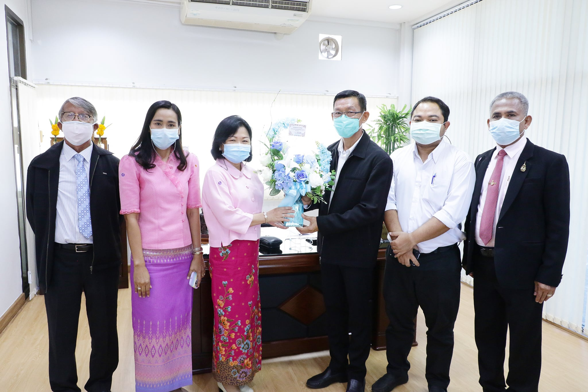 นายกเทศมนตรีรับมอบกระเช้าดอกไม้ Image 1