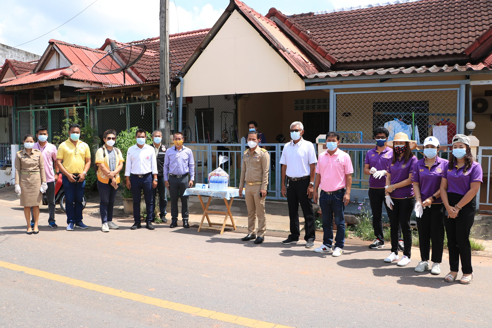 มอบถุงยังชีพให้ผู้กักตัว ๑๔ วัน Image 1