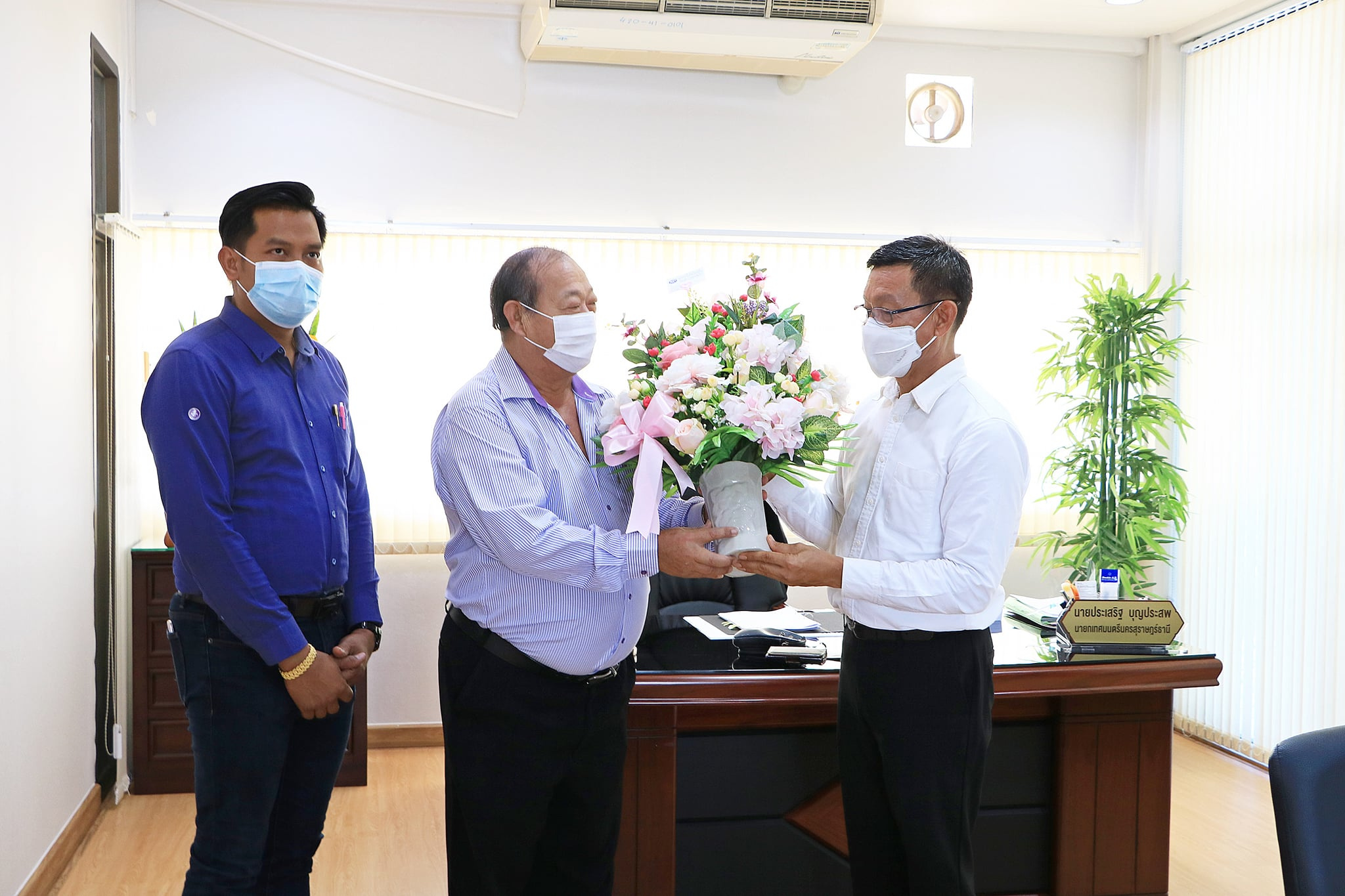 รับมอบกระเช้าดอกไม้จากคุณเอนก-ลัดดา เกษตรเกรียงไกร (สุพร โปร ... Image 1