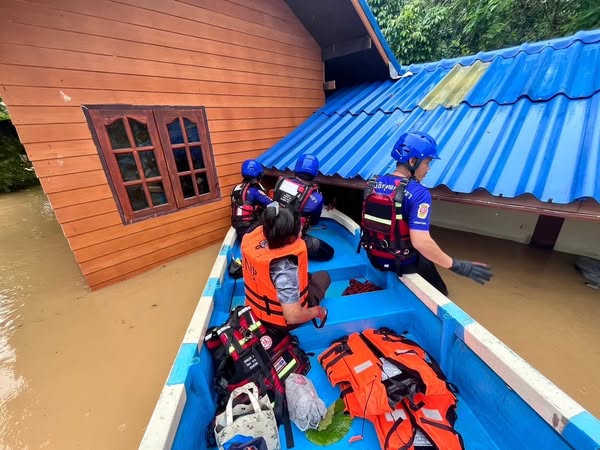 นายกแป๊ะ ส่ง 3 อาสาสมัครจากเทศบาลฯร่วมในทีมอาสาสมัครโต้ตอบสถ ... รูปภาพ 1