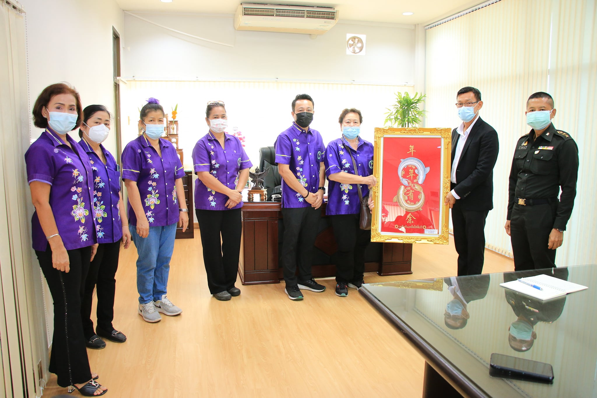 นายกเทศมนตรีรับมอบกระเช้าดอกไม้ชมรมการท่องเที่ยว Image 1