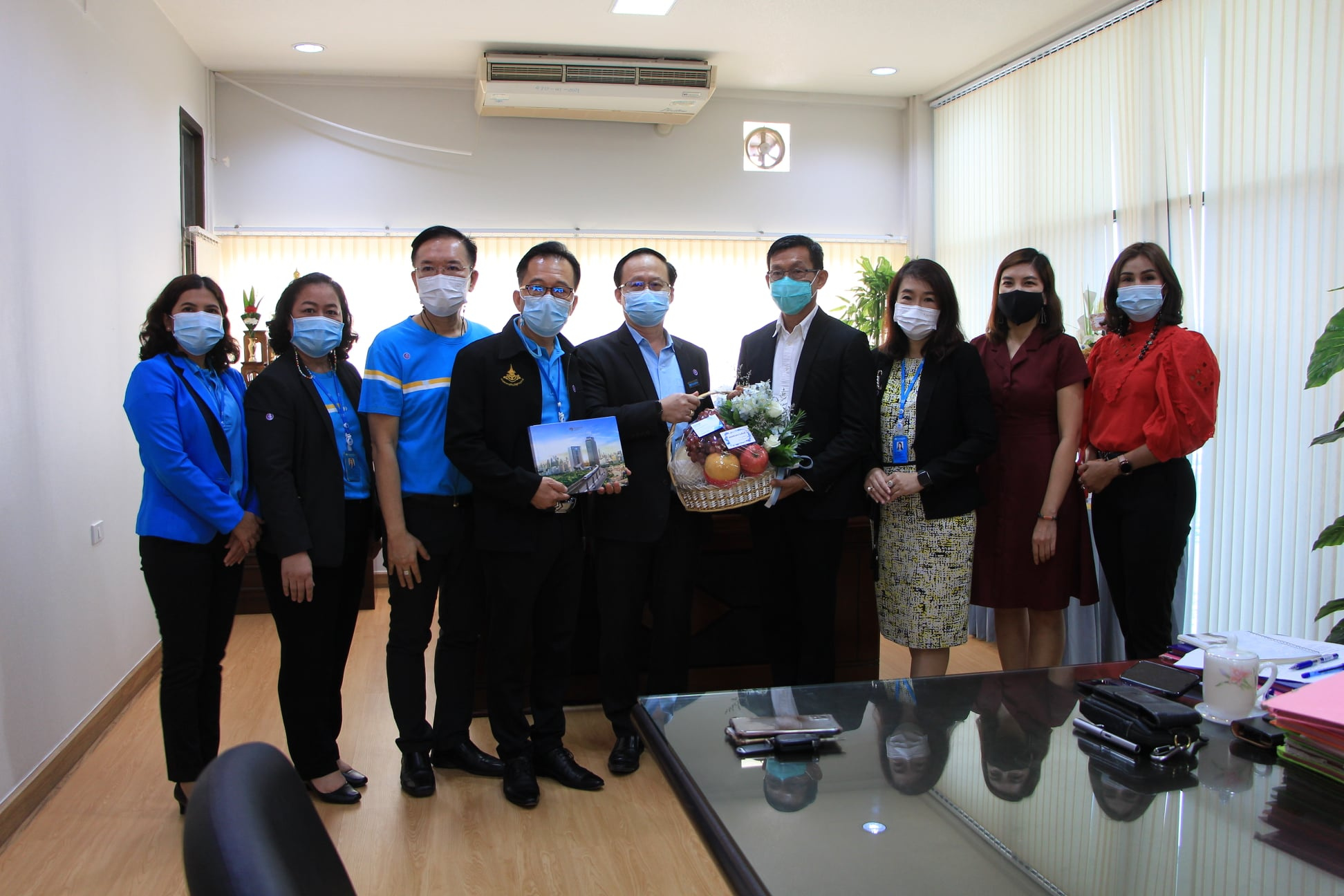 ตัวแทนธนาคารกรุงไทย พร้อมคณะ ร่วมแสดงความยินดี Image 1