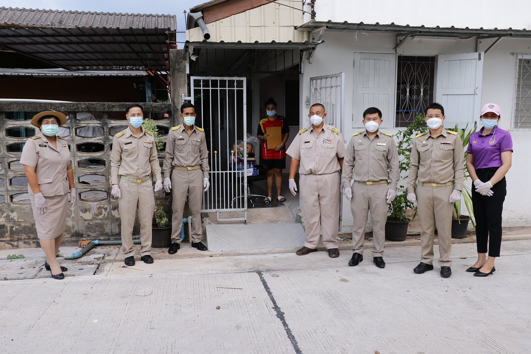 มอบถุงยังชีพบรรเทาความเดือดร้อนให้กับผู้กักตัว ๑๔ วัน Image 1