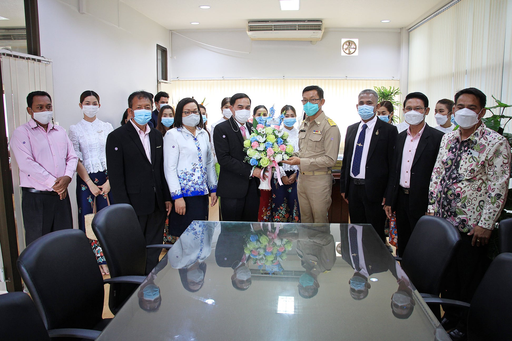 รับมอบกระเช้าดอกไม้แสดงความยินดี Image 1