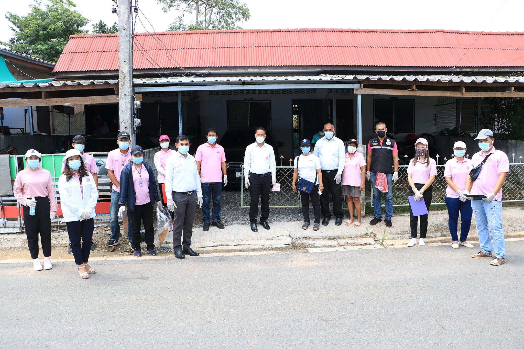 ลงพื้นที่ส่งมอบถุงยังชีพให้กับผู้กักตัว ๑๔ วัน Image 1