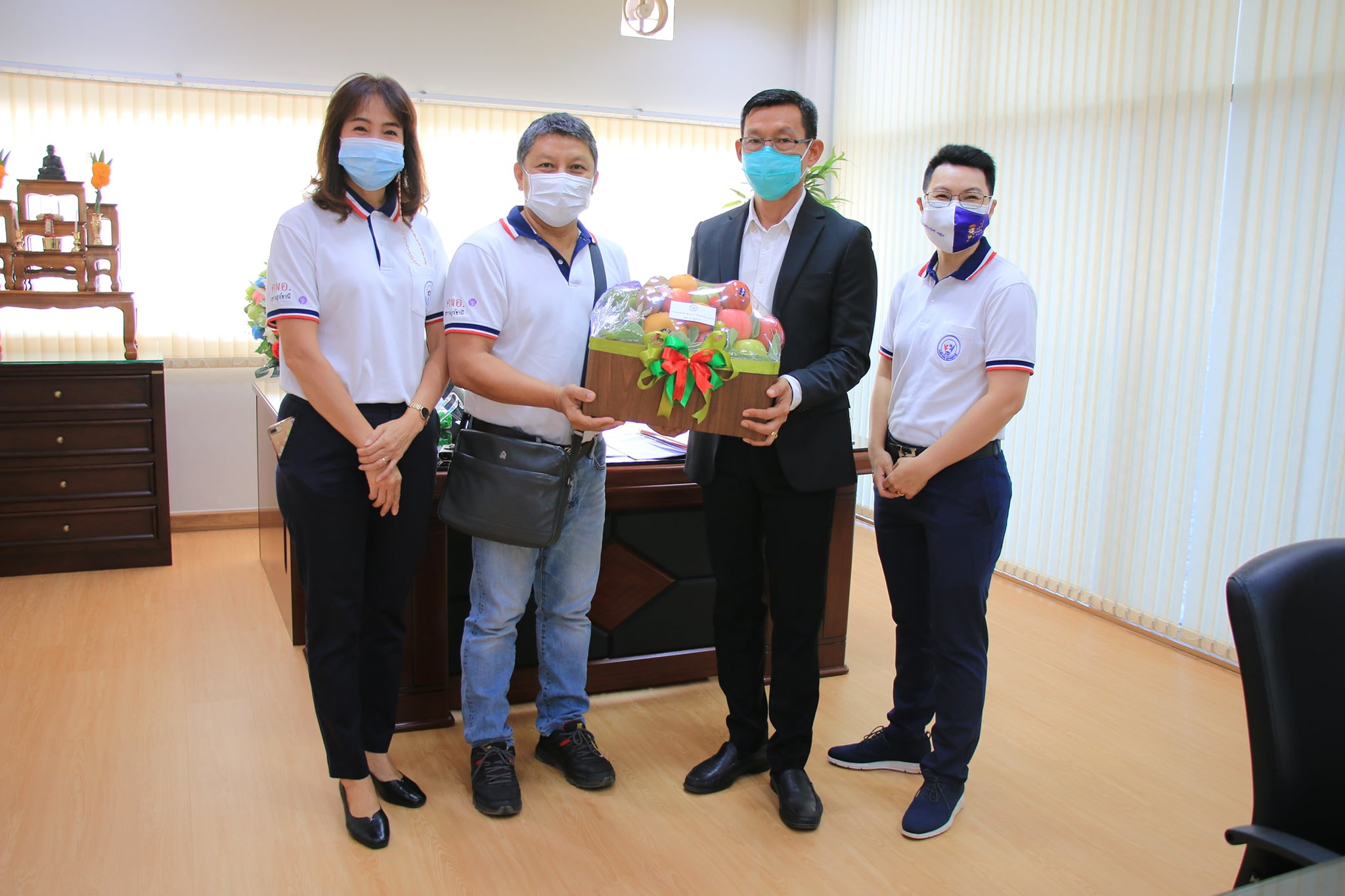 นายกเทศมนตรีรับมอบกระเช้าดอกไม้จากผู้ประกอบการไทยจังหวัดนครส ... Image 1