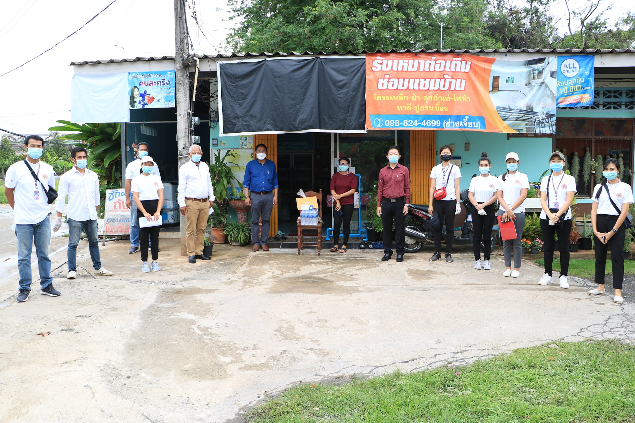 มอบถุงยังชีพให้ผู้กักตัว ๑๔ วัน Image 1