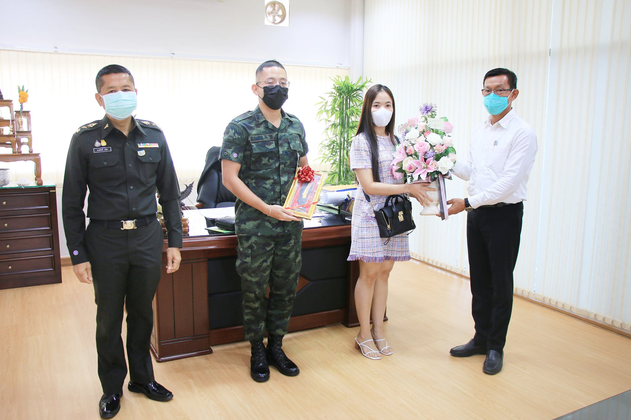 นายกเทศมนตรีนครสุราษฎร์ธานี รับมอบกระเช้าดอกไม้ จากนางสาวอาภ ... Image 1